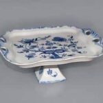 Cibulák – Podnos Aigar 34 x 29 cm na nohe – originál cibuľový porcelán 1. akosť