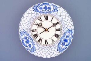 Cibulák – Hodiny reliéfne 24 cm – originál cibuľový porcelán 1. akosť