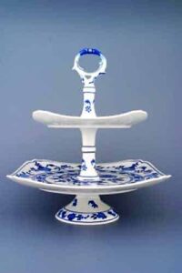 Cibulák – Etažér z hranatých tanierov 21+29 cm – originál cibuľový porcelán 1. akosť
