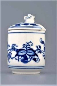 Cibulák – Dóza na horčicu 0,1 l viečko s výrezom na lyžičku – originál cibuľový porcelán 1. akosť